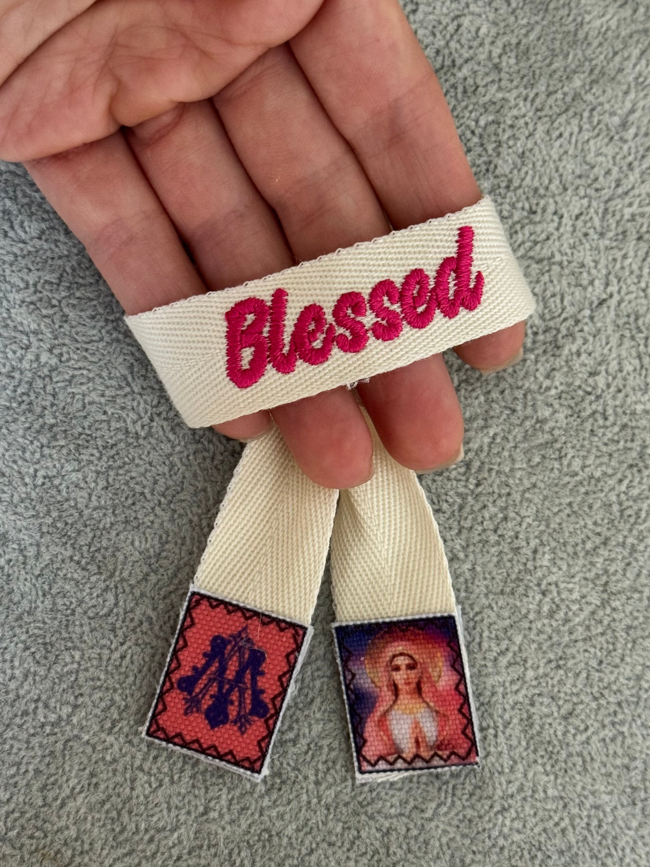 Pulsera Bordada de hilo Virgen la Milagrosa