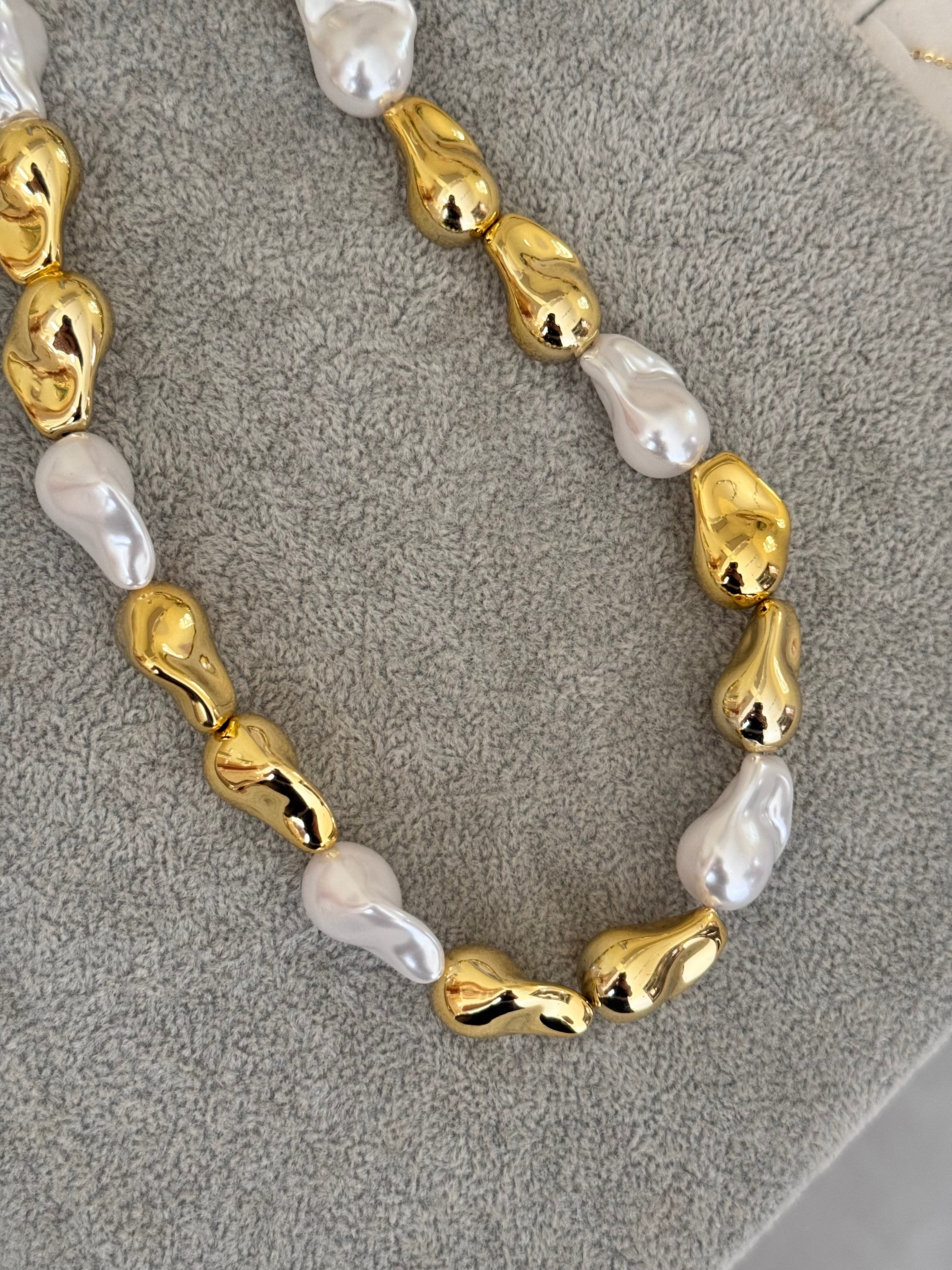 Collar con perlas Plastimetal