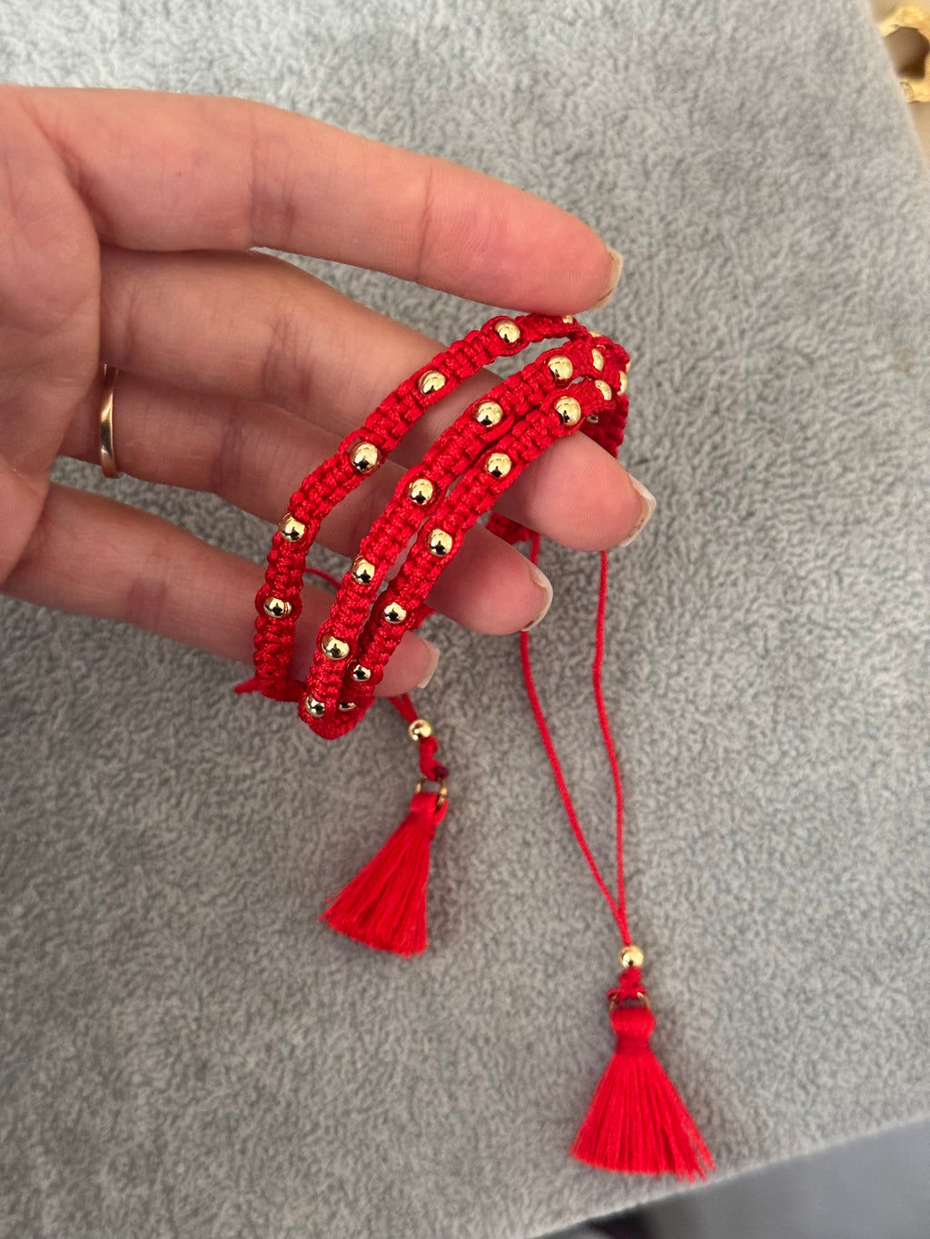 Trío de pulseras rojas