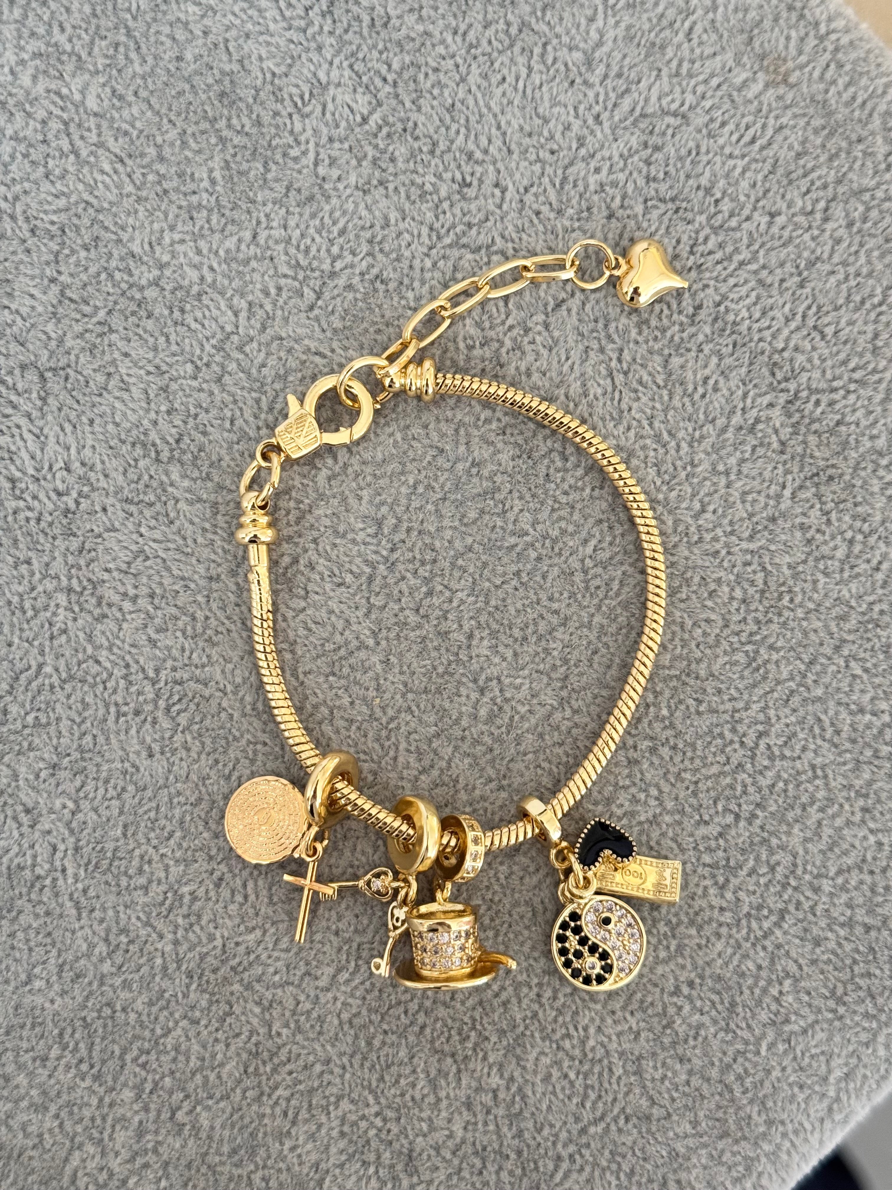 Pandora con Charms
