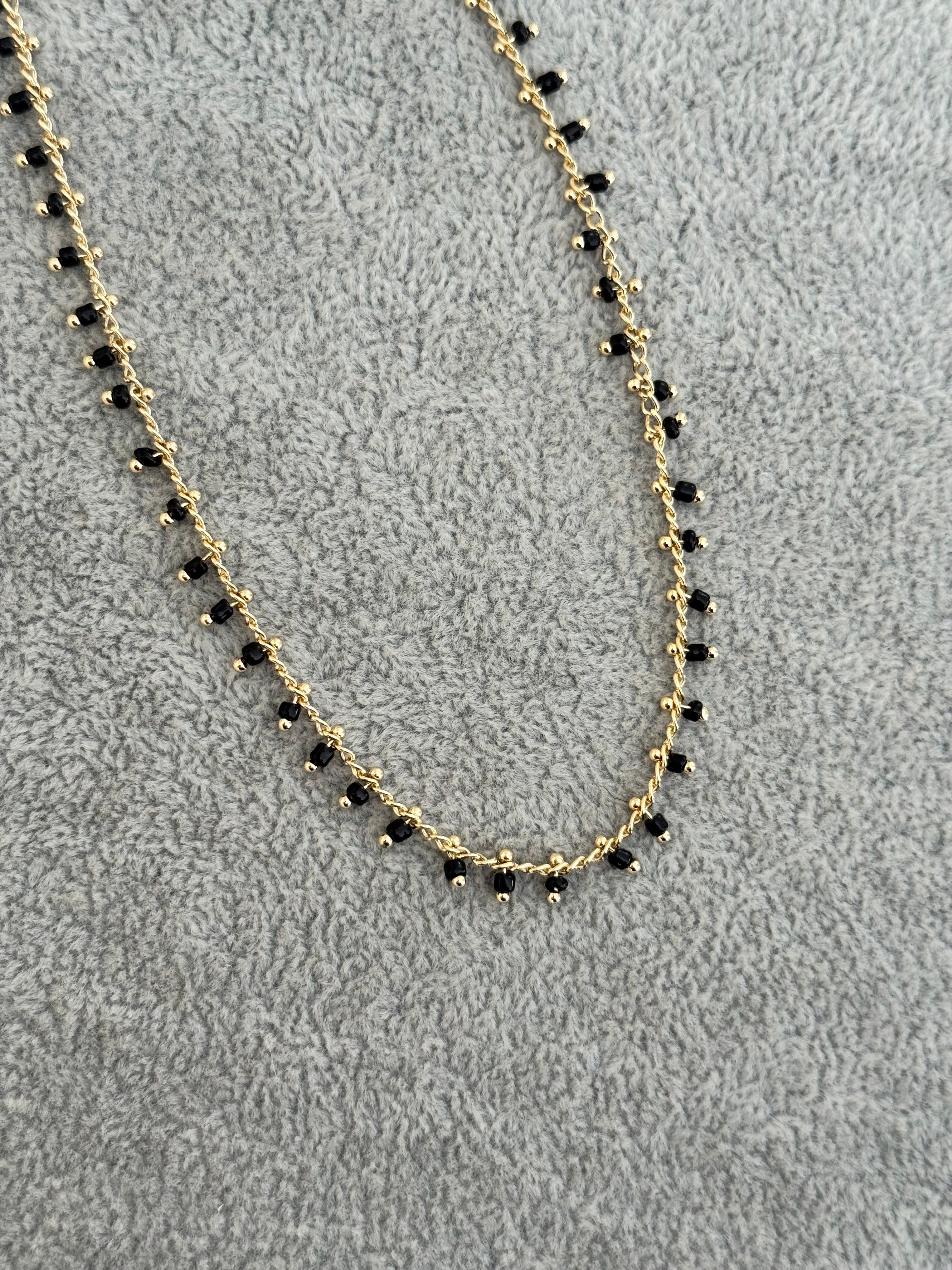 Collar de pepitas negras