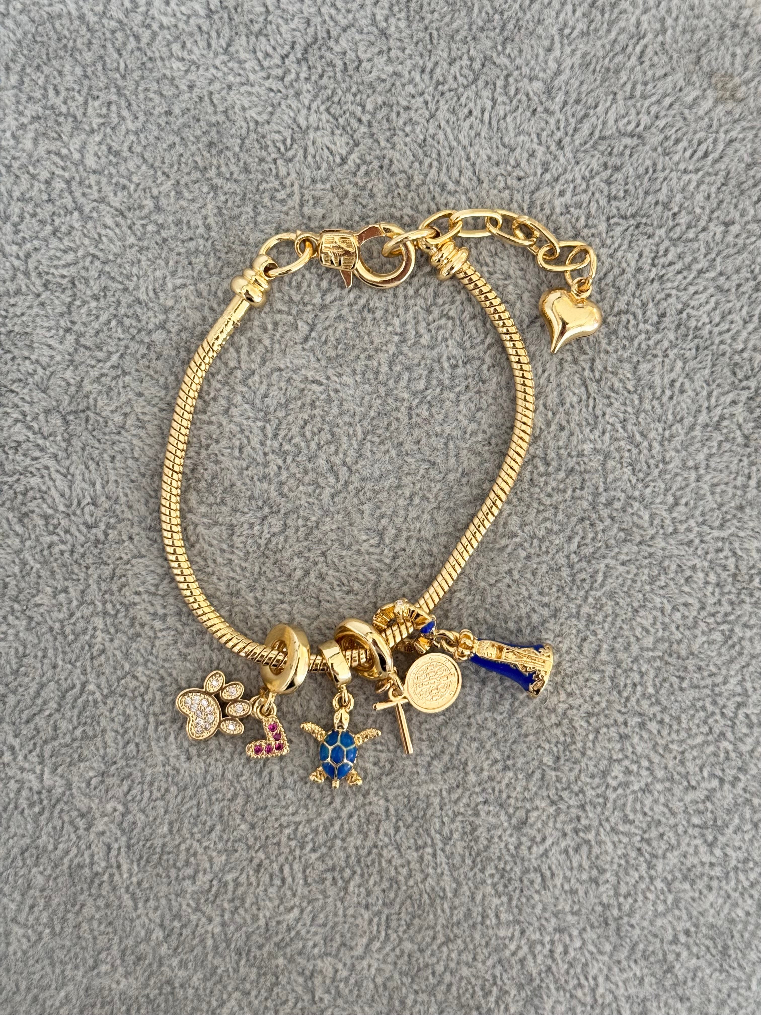 Pandora con Charms