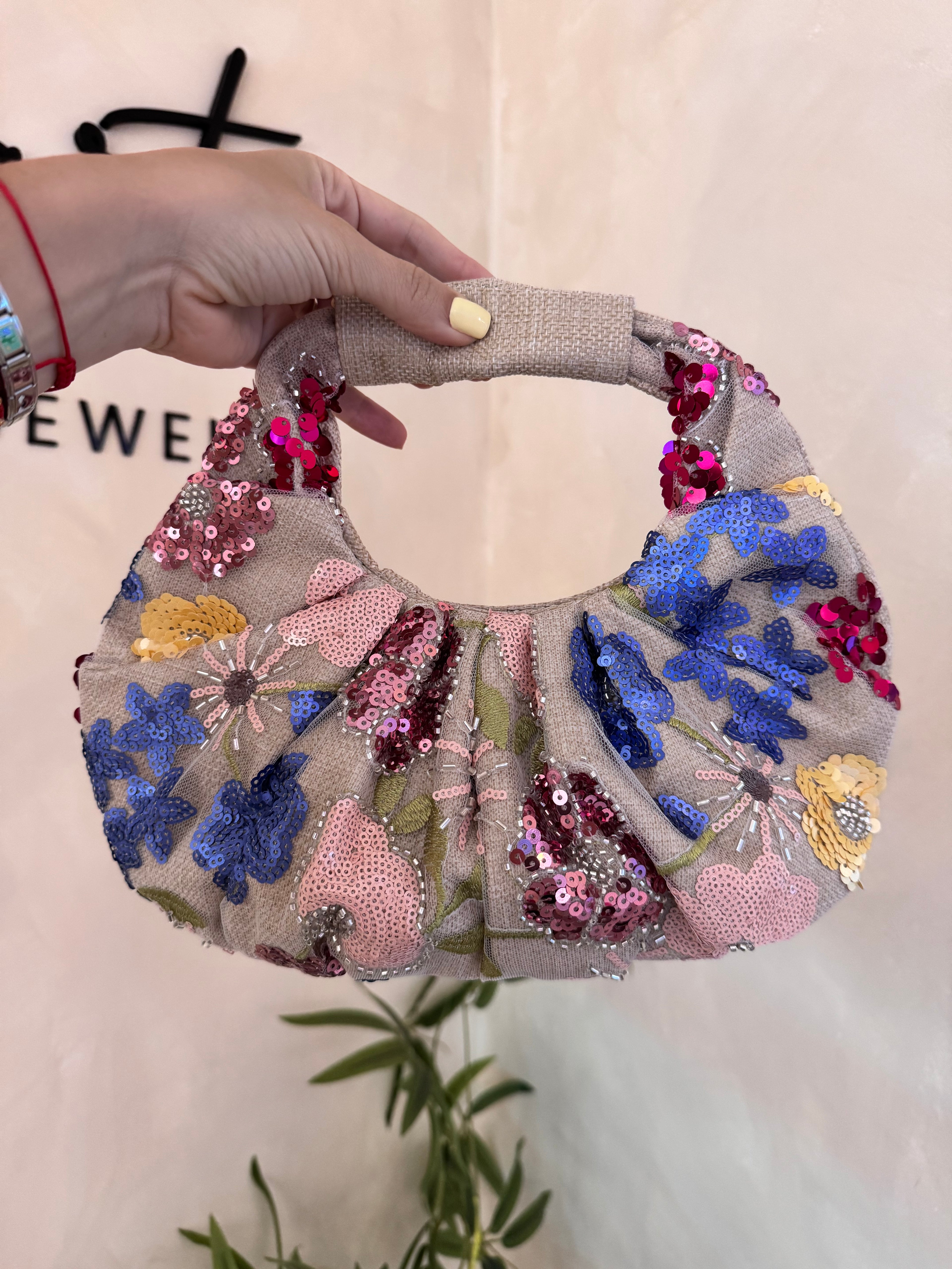 Bolso de mano bordado