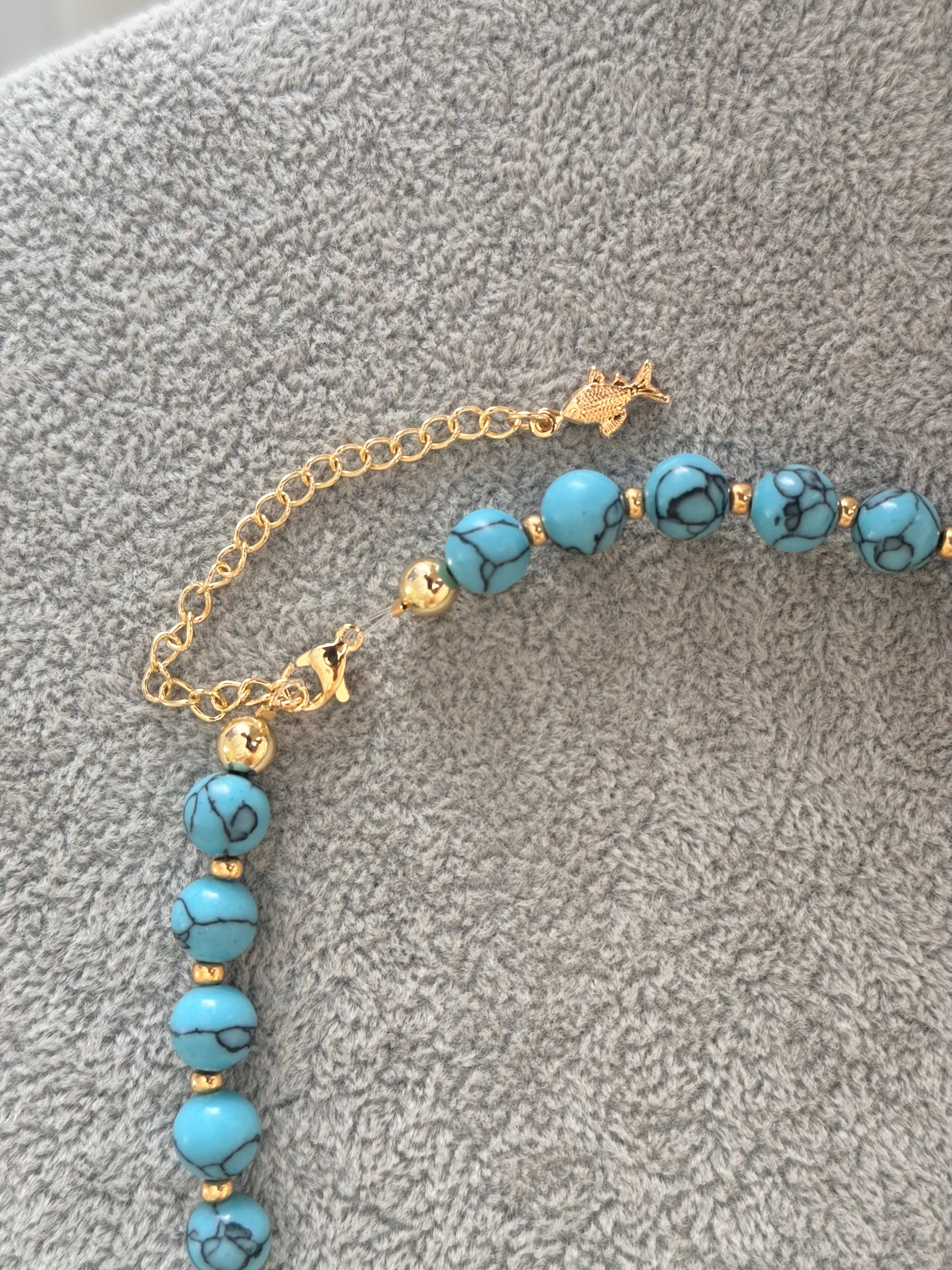 Collar de pepas turquesas
