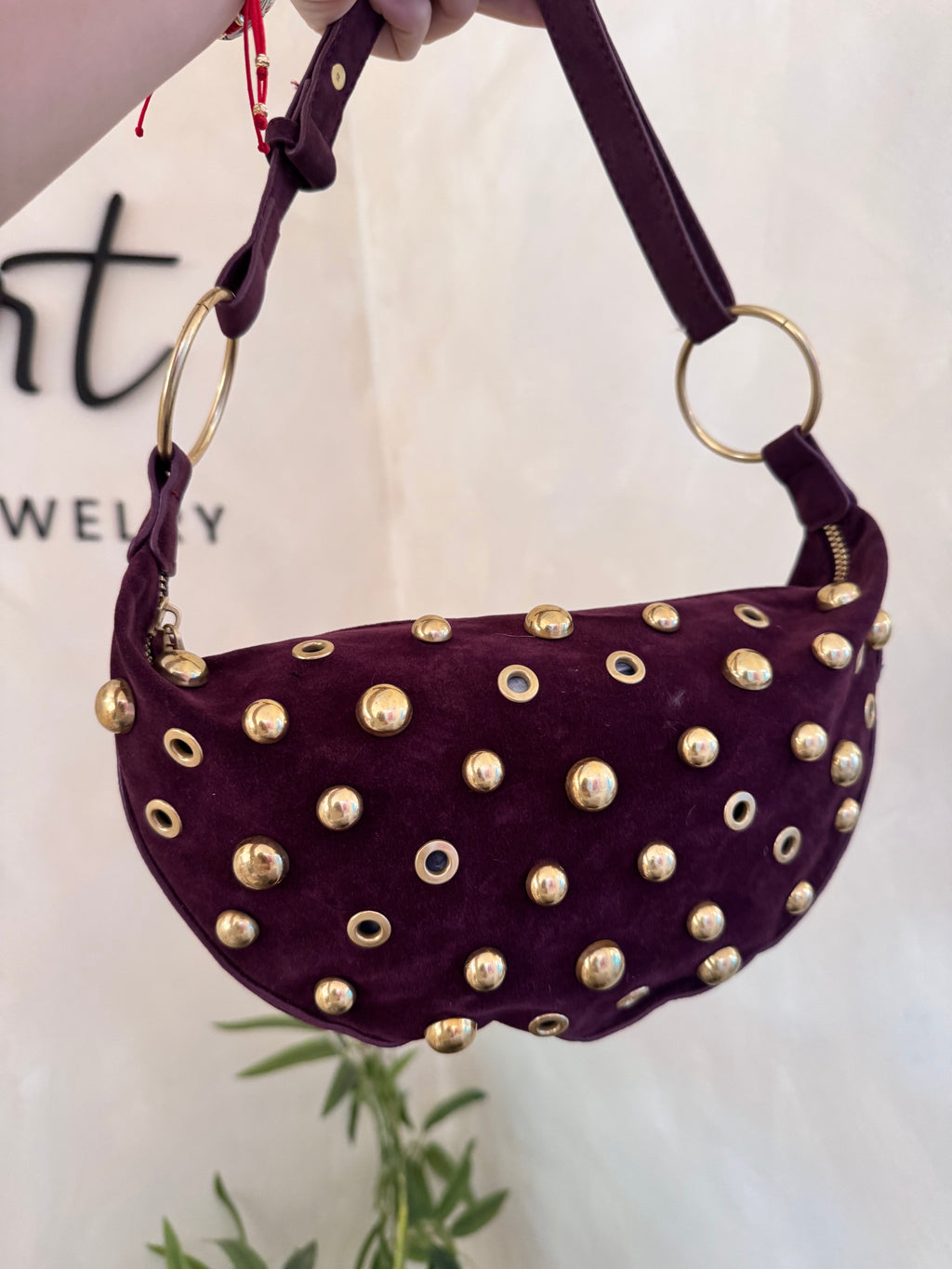 Bolso bandolero vinotinto con tachuelas