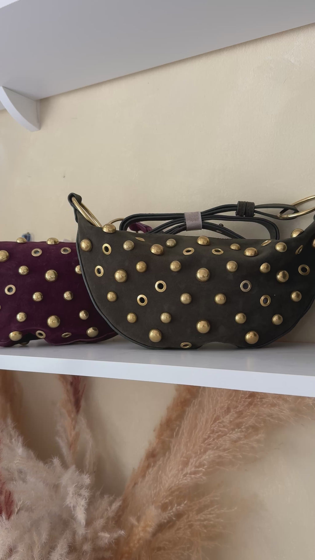 Bolso bandolero verde con tachuelas