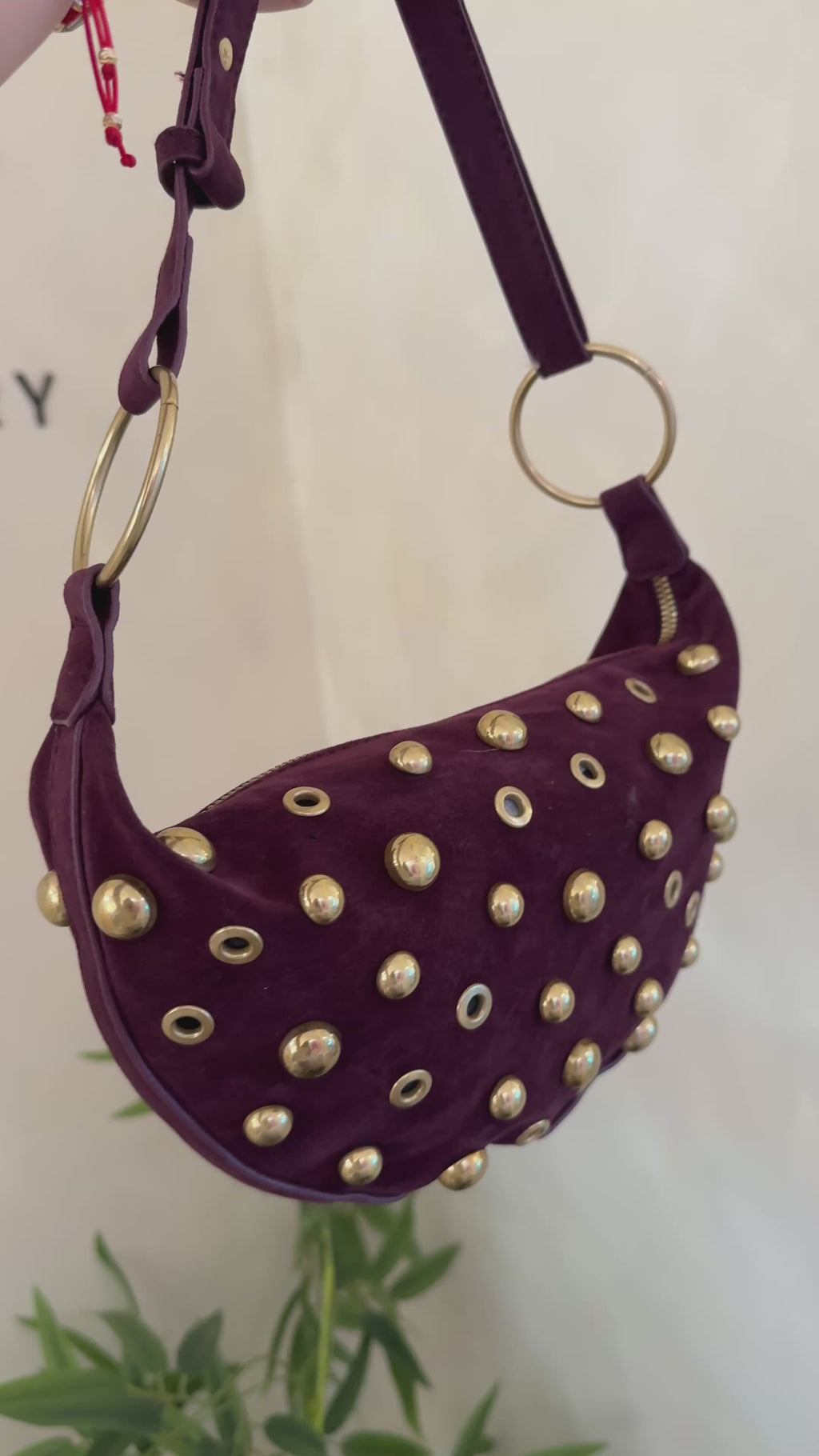 Bolso bandolero vinotinto con tachuelas