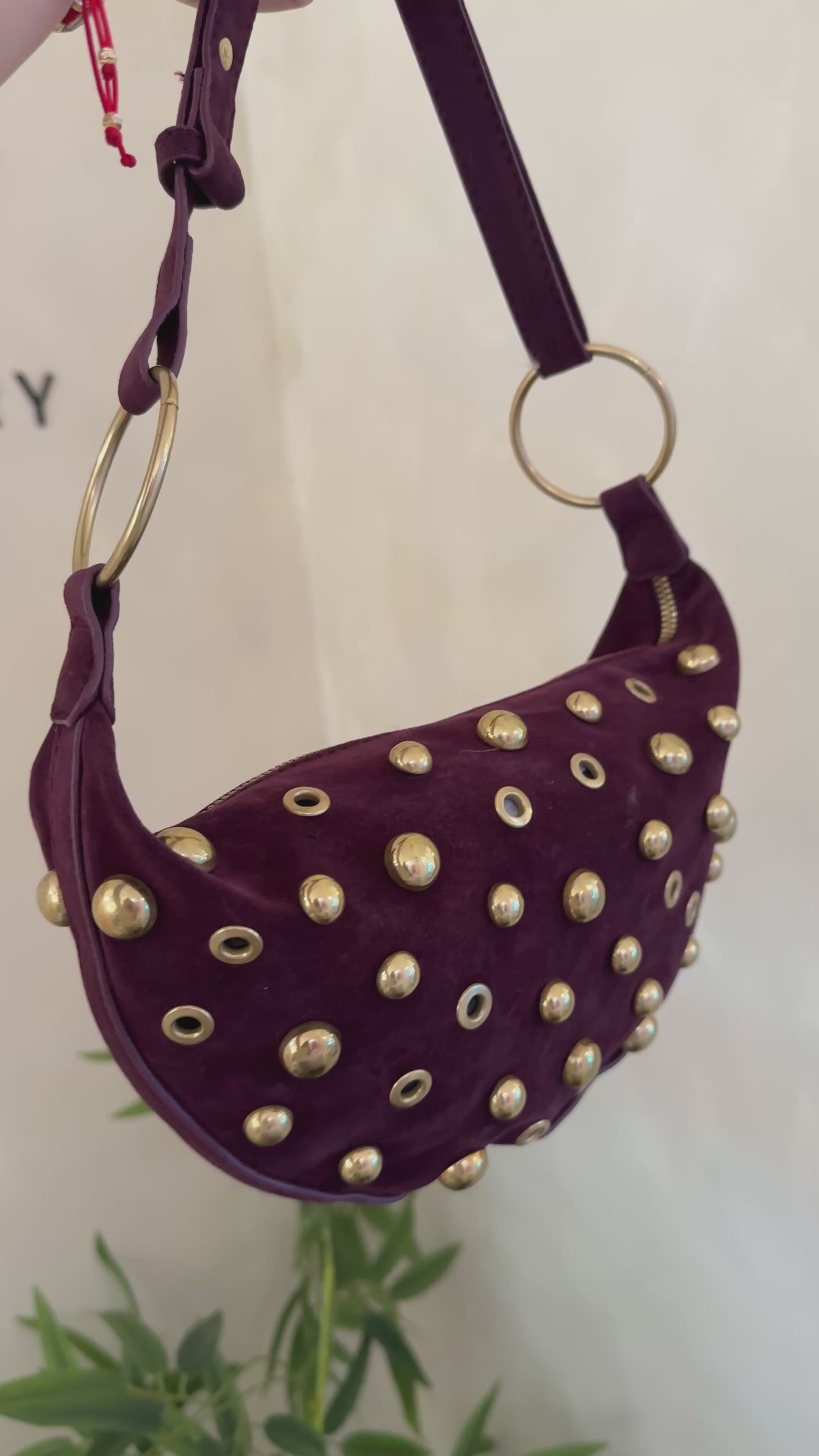 Bolso bandolero vinotinto con tachuelas